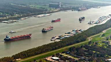 Barge traffic on the lower Mississippi River